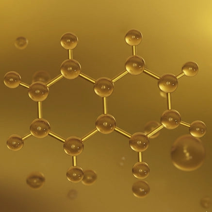 <p><strong>Energetický náboj (Kofein)</strong></p><ul><li>Objev: Německá studie prokázala, že kofein aplikovaný přímo na kořínek neutralizuje tlumivý účinek testosteronu a dodává buňkám energii (cAMP).</li><li>Co jsme se naučili: Vlas potřebuje nejen prokrvení (minoxidil), ale také buněčnou energii pro růst (kofein).</li></ul>